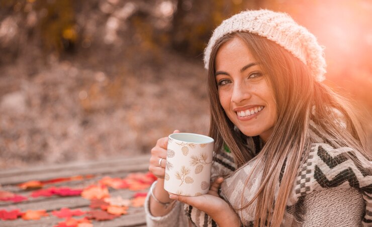 PSD concepto de otoño con mujer sujetando taza