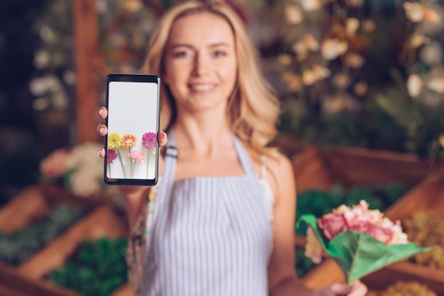 PSD concepto de primavera con mujer sujetando maqueta de smartphone