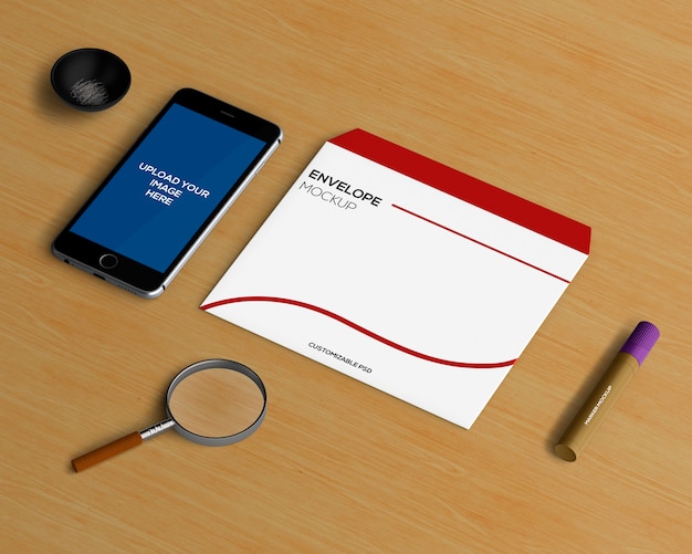 Concepto stationery con mockup de sobre y smartphone