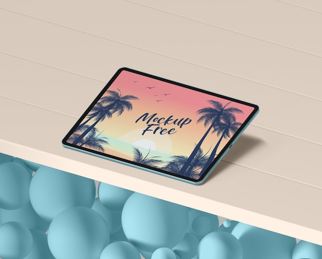 PSD concepto de verano con tableta en mesa