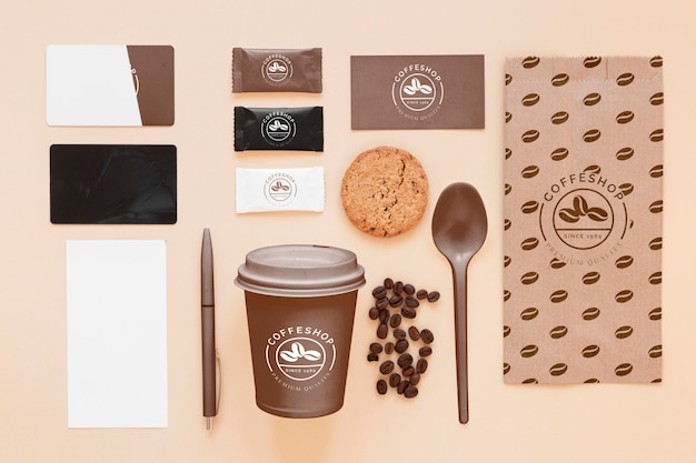 Concetto di branding caffè vista dall'alto con fagioli