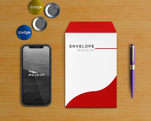 Concetto di cancelleria con busta e smartphone mockup