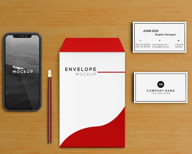 Concetto di cancelleria con busta e smartphone mockup