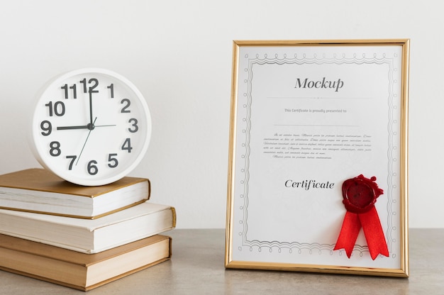 Concetto di certificato con mockup di cornice