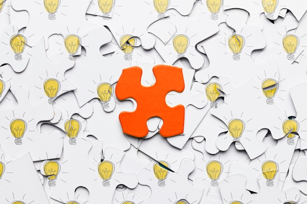 Concetto di puzzle con un pezzo di puzzle rosso