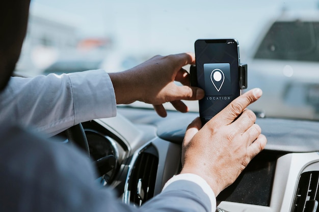 Conductor con teléfono móvil para navegar