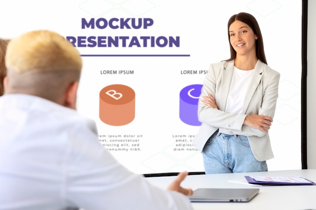 Conferenza in ufficio con persone e mock-up dello schermo
