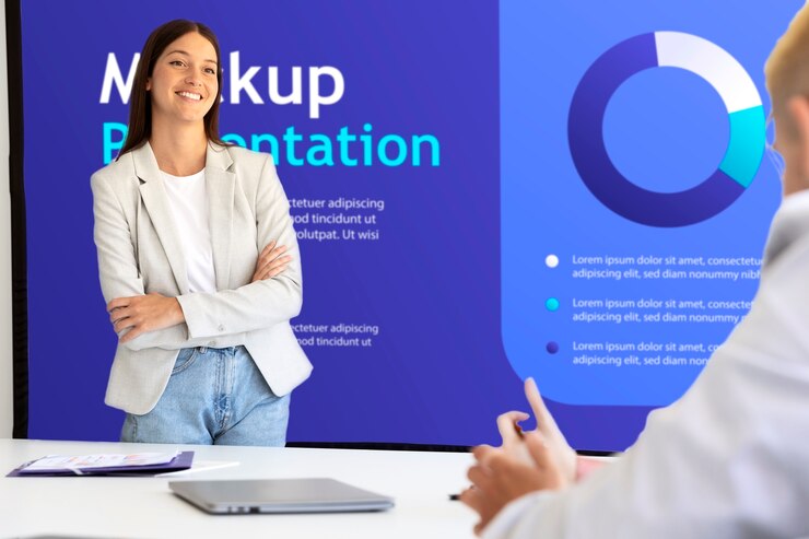 PSD conferenza in ufficio con persone e mock-up dello schermo