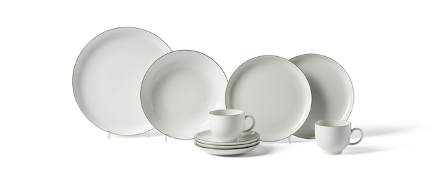 Conjunto de belos utensílios de cerâmica branca em fundo branco