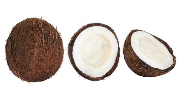 Conjunto de cocos inteiros e pedaços de coco em um fundo branco