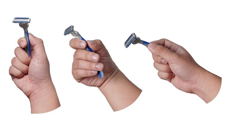 PSD conjunto de coleção de mão de pessoa masculina segurando lâmina de barbear cortada isolada