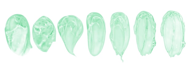 Conjunto de manchas de gel cosmético verde transparente em um fundo vazio