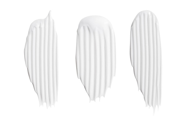 Un conjunto de diferentes trazos de crema blanca sobre un fondo en blanco PNG