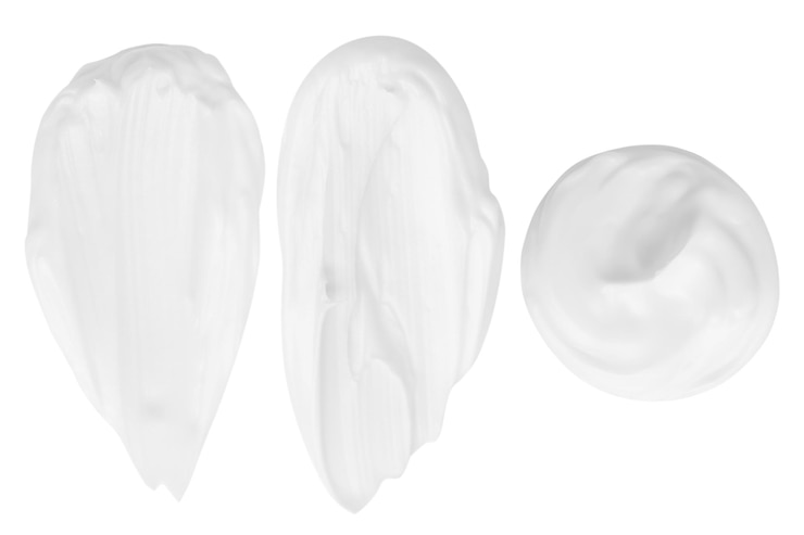 PSD conjunto de manchas de crema blanca sobre un fondo en blanco