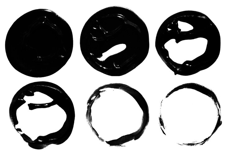 PSD un conjunto de manchas o huellas de pintura negra en forma de círculo sobre un fondo limpio