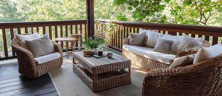 PSD conjunto de muebles de patio de mimbre con vistas a la vegetación exuberante