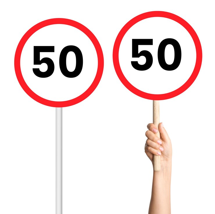 PSD conjunto de señales de límite de velocidad 50 con un poste y en la mano de una persona en un fondo en blanco ideal