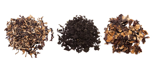 un conjunto de varios hongos asiáticos y algas hongos de luna seca wakame algas apiladas en un limpio