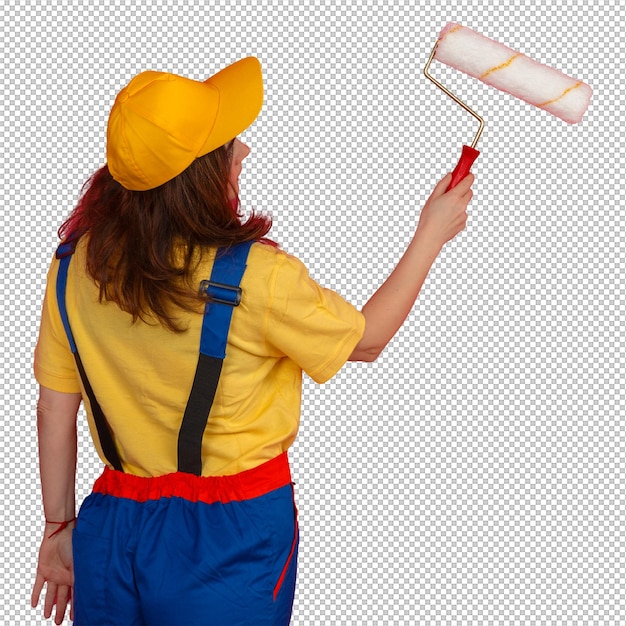 Constructor mujer vistiendo uniforme de construcción y gorra amarilla de pie con la espalda con rodillo de pintura y pintura sobre pared rosa aislado
