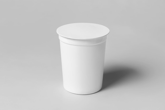 Container en plastique blanc blanc avec couvercle sur fond gris
