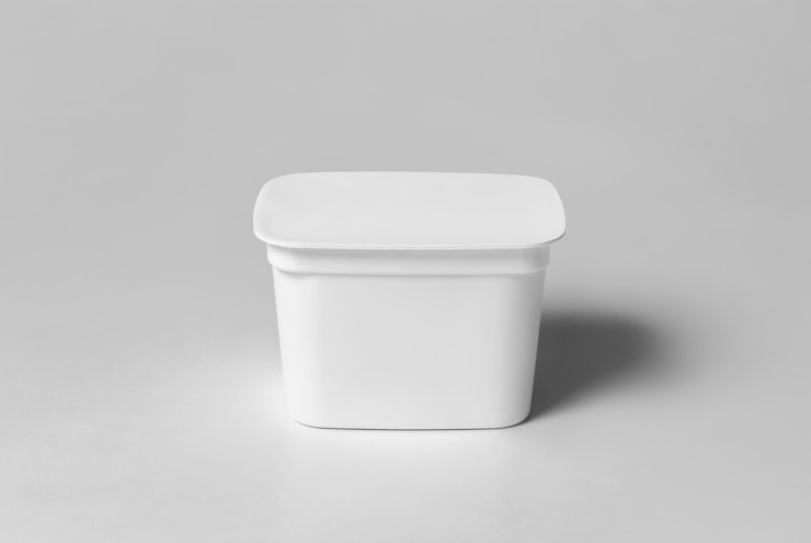 PSD contenedor de plástico blanco en blanco con tapa sobre fondo gris