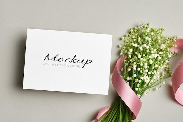 Convite de casamento ou maquete de cartão com buquê de flores de lírio do vale com fita rosa