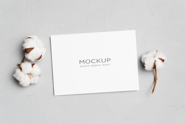 Convite em branco ou maquete de cartão com flores naturais de algodão