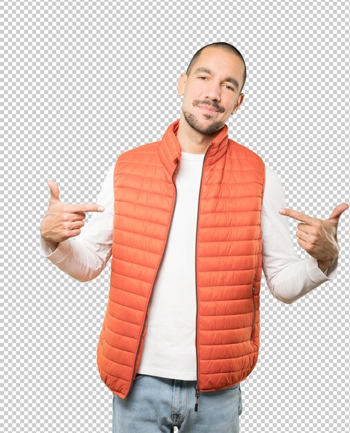 Cooler junger Mann, der auf sich selbst zeigt