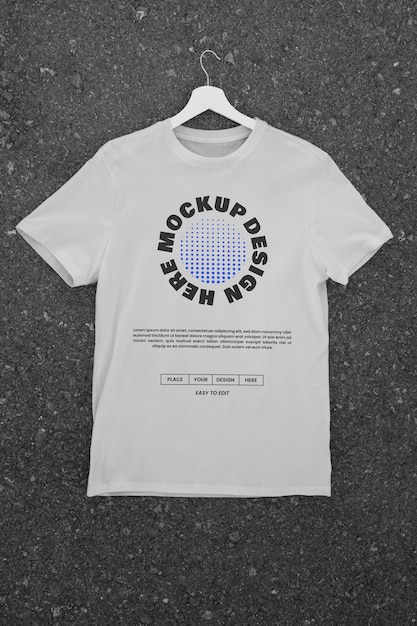 Cooles t-shirt auf einem hängermockup