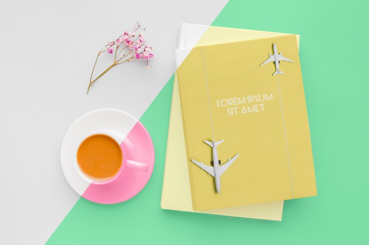PSD copertina libro mock-up composizione con una tazza di caffè