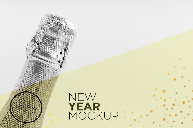 Copie o mock-up da garrafa de champanhe no espaço de ano novo