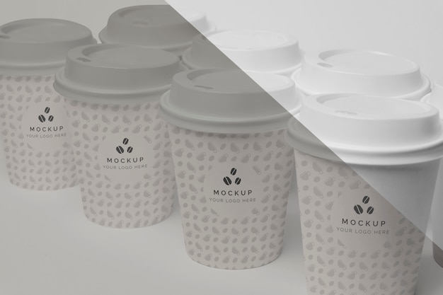 Copo de plástico com simulação de café na mesa