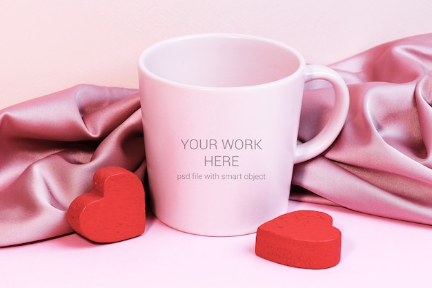 Coppa mockup con cuori di legno rossi