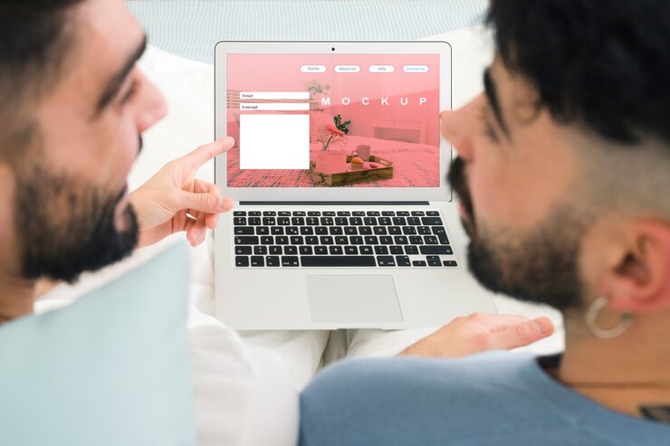 PSD coppia gay e laptop mockup