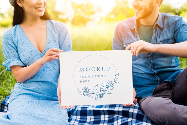 Coppia in possesso di picnic mock-up