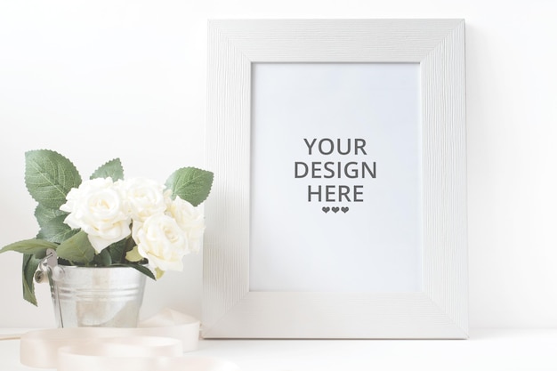 Cornice con bouquet di fiori su tavola di legno Mock Up