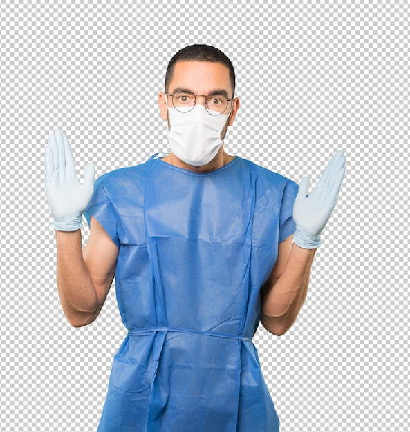 Coronavirus. Giovane uomo che fa concetti e indossa maschera e guanti protettivi