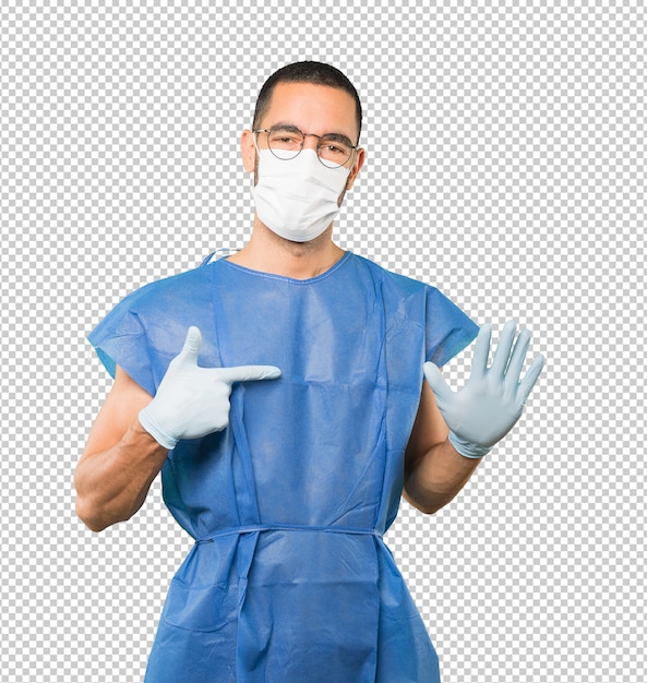 Coronavirus. Giovane uomo che fa concetti e indossa maschera e guanti protettivi