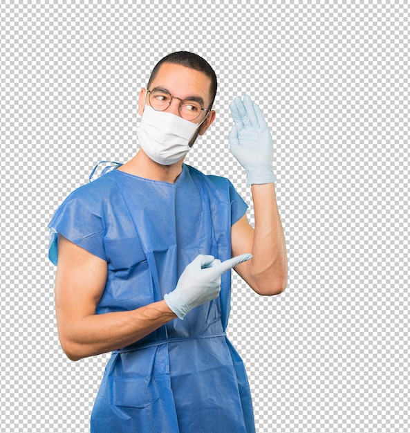 Coronavirus. Giovane uomo che fa concetti e indossa maschera e guanti protettivi