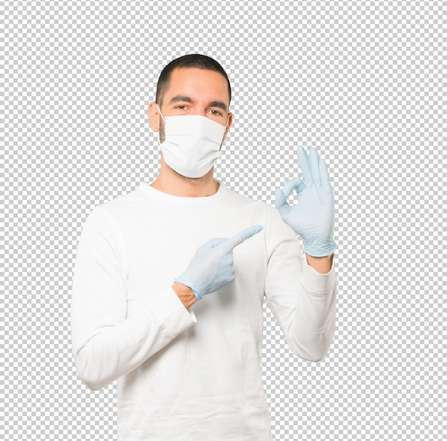 Coronavirus.Jeune homme faisant des concepts et portant un masque et des gants de protection
