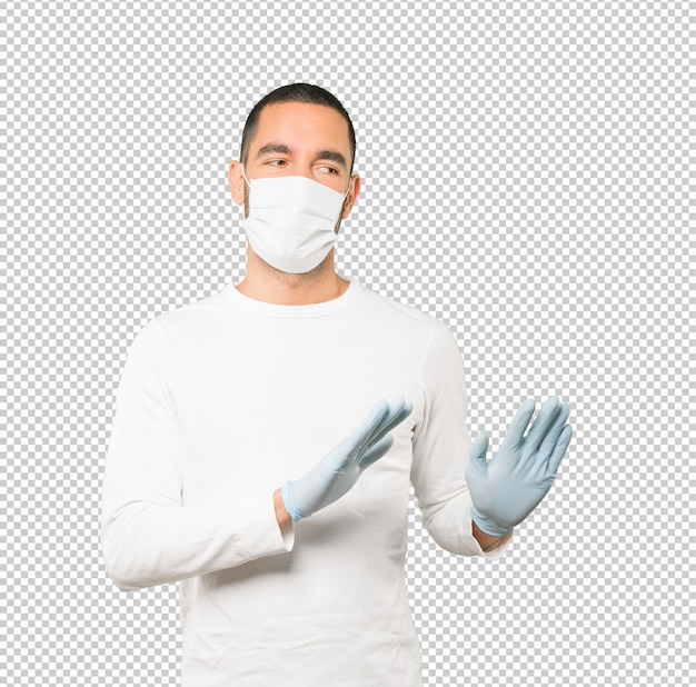 Coronavirus. Joven haciendo conceptos y con máscara y guantes protectores