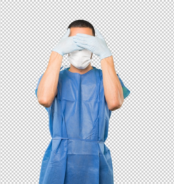 Coronavirus. Joven haciendo conceptos y con máscara y guantes protectores