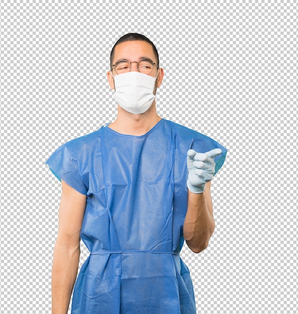 Coronavirus. Joven haciendo conceptos y con máscara y guantes protectores