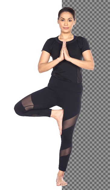 Corpo esguio de comprimento total pele bronzeada 30s 40s mulher asiática de ioga em um vestido de spandex preto, isolado. menina do esporte exercita prática de cabelo preto curto yoga fitness poses em meditação, fundo branco do estúdio
