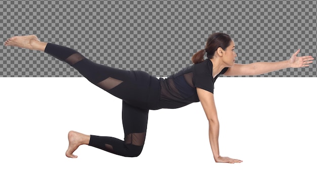 PSD corpo esguio de comprimento total pele bronzeada 30s 40s mulher asiática de ioga em um vestido de spandex preto, isolado. menina do esporte exercita prática de cabelo preto curto yoga fitness poses em meditação, fundo branco do estúdio