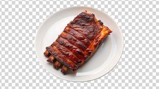 Las costillas de bbq en un plato blanco sobre un fondo transparente