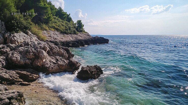 PSD côte rocheuse avec des vagues d'eau turquoise s'écrasant sur le rivage sous un ciel ensoleillé