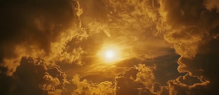 PSD un coucher de soleil doré sur les nuages