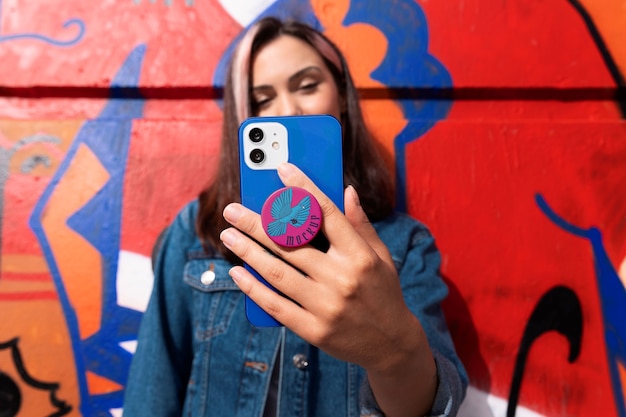 PSD coup moyen femme utilisant popsocket sur son téléphone