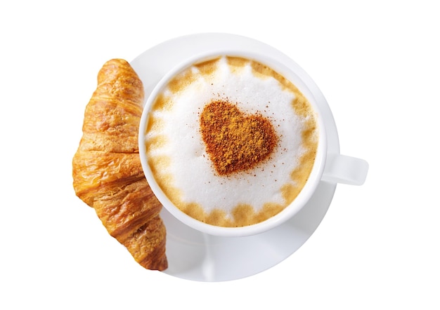 Coupe de cappuccino avec cœur dessiné et croissant frais isolé sur fond transparent